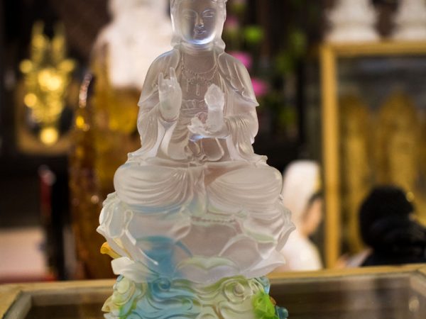 Tượng Quan Âm Tự Tại Ngồi Bằng Lưu Ly Ngồi Cao 20cm