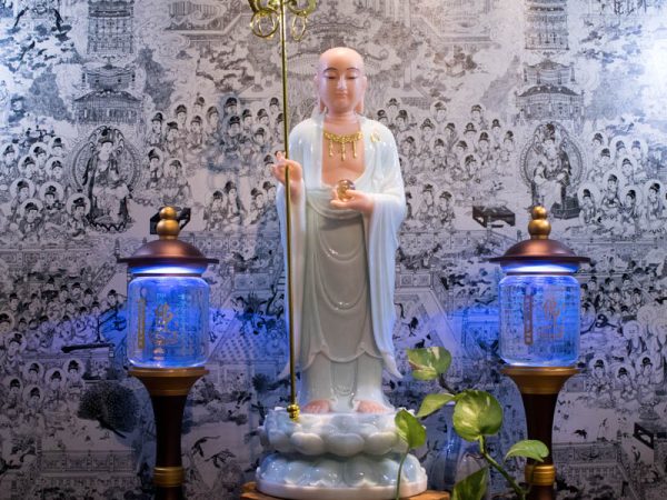 Tượng Địa Tạng Bồ Tát Đứng Trên Đài Sen Bằng Bột Đá