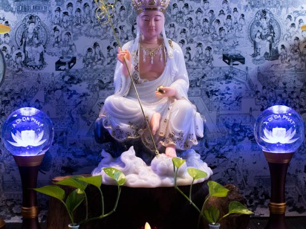 Tượng Địa Tạng Bồ Tát Viền Gấm Hoa Văn Trên Y Áo