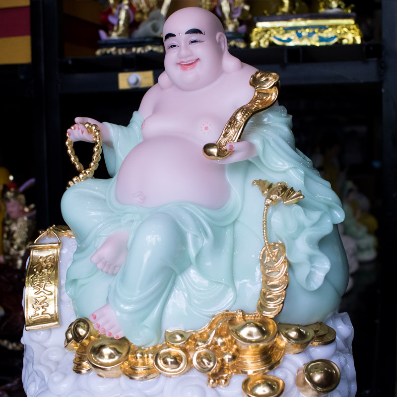 Hòa cùng không gian yên bình của Phật mà bức ảnh tượng Phật Di Lặc đẹp này mang lại. Với vẻ ngoài béo tốt và khuôn mặt tươi cười, tượng Phật Di Lặc luôn rủ cho chúng ta những nụ cười và sự may mắn. Cùng nhau chiêm ngưỡng và tìm hiểu về tượng Phật Di Lặc huyền thoại trong nghệ thuật và tín ngưỡng.