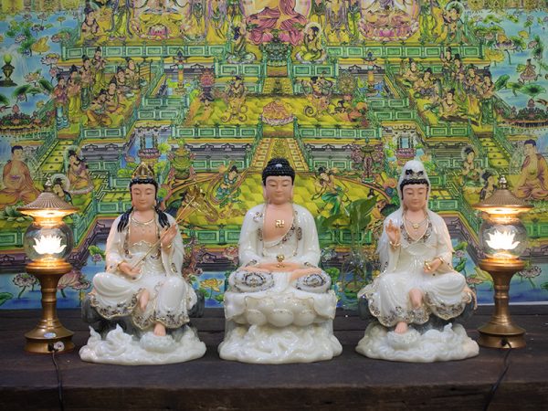 Tượng Tây Phương Tam Thánh Tự Tại Bột Đá Viền Hoa Văn 30cm