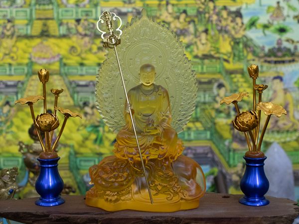 Tượng Địa Tạng cưỡi đế thính bằng lưu ly