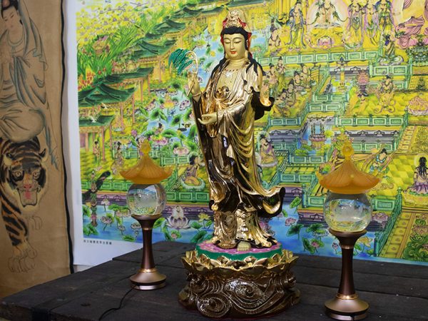 Tượng Quan Thế Âm Bồ Tát đứng bằng đồng mạ vàng
