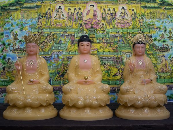 Thờ Tượng Ta Bà Tam Thánh thạch anh viền vàng trong gia đình