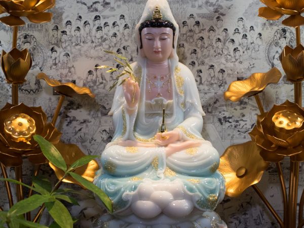 Tượng Bồ Tát Quan Âm Bột Đá Viền Vàng Cao Cấp 40cm