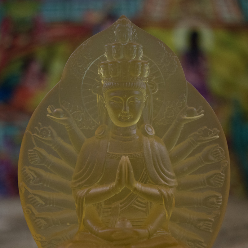 Tượng Phật nghìn tay để xe