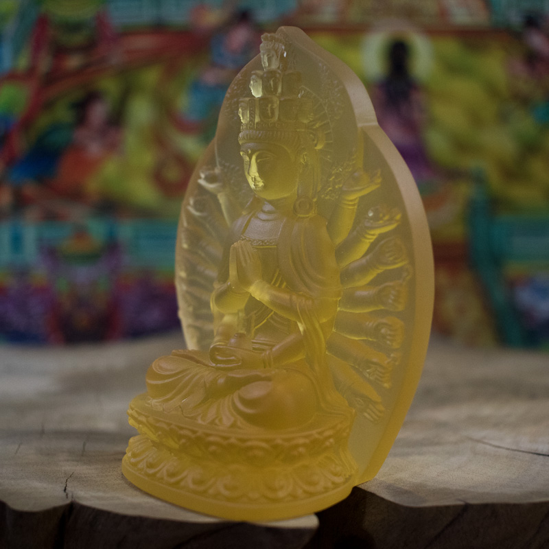 Tượng Phật nghìn tay để xe