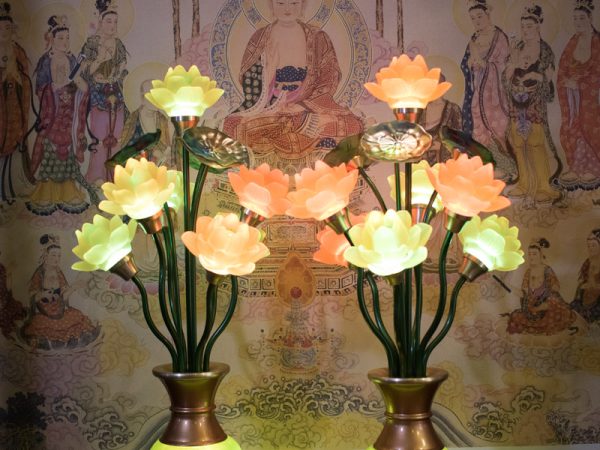 Đèn thờ hoa sen 7 bông sáng đổi màu bình hợp kim 55cm