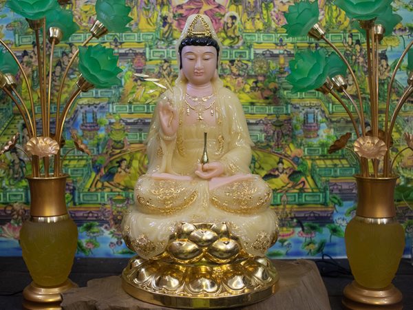 Tượng Phật Quan Âm ngồi đá thạch anh y áo viền vàng 48cm