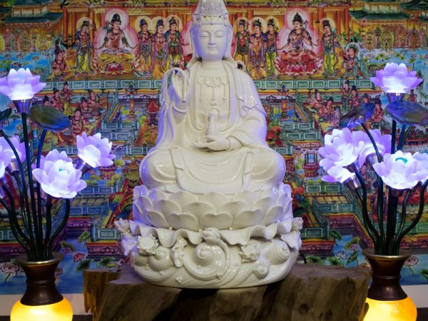 Tượng Phật Quan Âm Bồ Tát bằng sứ trắng ngồi sen sóng 52cm