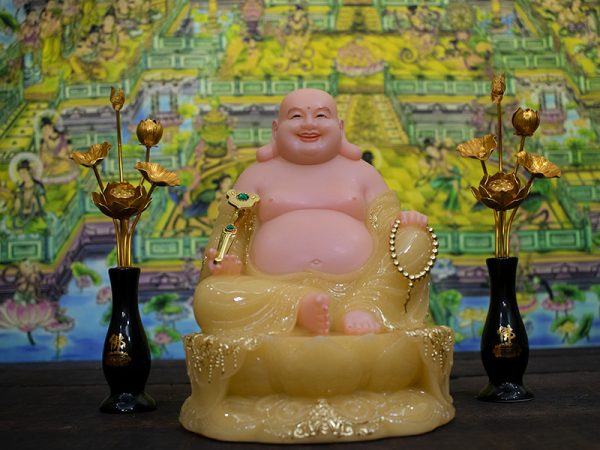 Tượng Di Lặc đá thạch anh vẽ hoa văn viền vàng