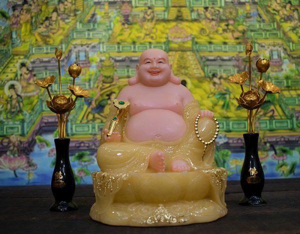 Tượng Di Lặc đá thạch anh vẽ hoa văn viền vàng