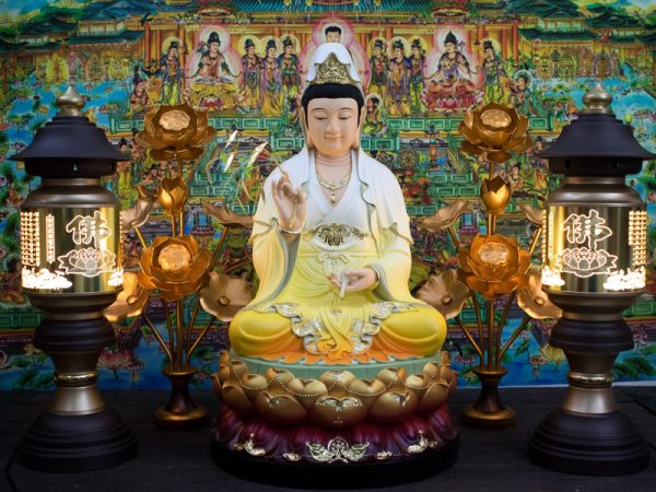 Tượng Quan Thế Âm Bồ Tát ngồi đài sen composite vẽ màu 68cm
