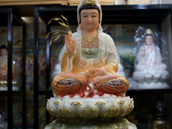 Tượng Quan Thế Âm Bồ Tát ngồi đài sen đá khoáng viền vàng