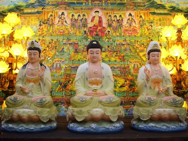 Tượng Tam Thánh Phật bột đá khoáng y áo hoa văn ngồi 50cm