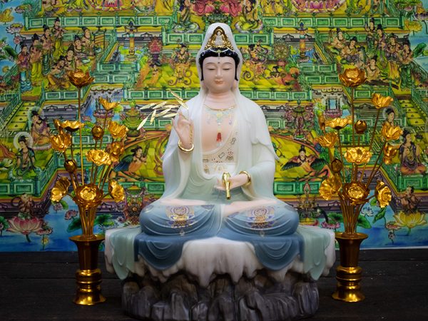 Tượng phật bà quan âm ngồi bệ đá viền hoa văn 48cm