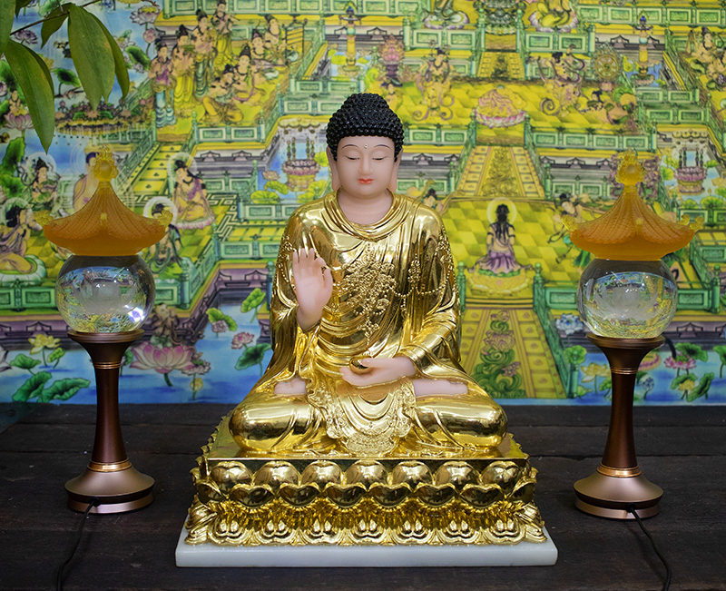 Tượng Phật Bổn Sư dát vàng